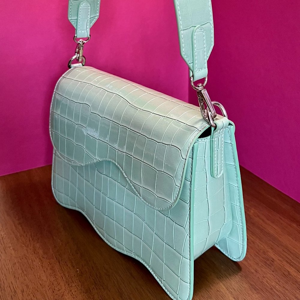 SOLD OUT Hvisk Elude Bag, Extra Strap, & Matching Wave Wallet w/ Tags - Picture 3 of 7